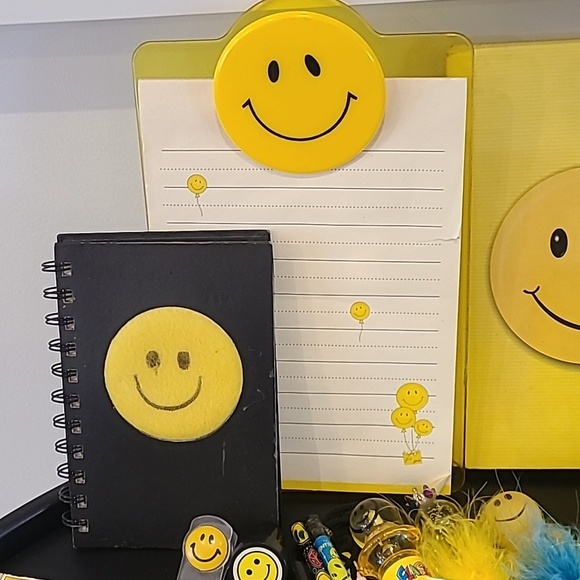 Vintage 90s smiley face stationery bundle - Picture 5 of 11